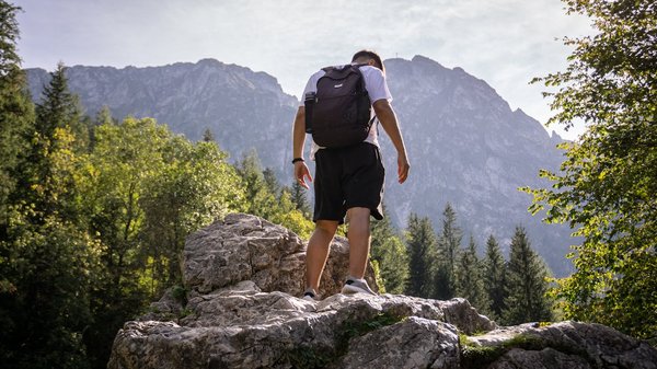 Comment la pratique de la randonnée en forêt peut-elle influencer positivement la santé mentale et physique ?